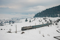 A CFR Calatori 40 0369-5 sorozatú ASEA-licencia mozdony a Hargita InterCityvel Csíkszentdomokos és Marosfő között