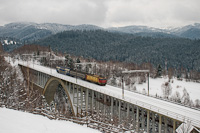A CFR Calatori 40 0700-7 Lóvész és Caracau között, a Karakó-völgyhídon