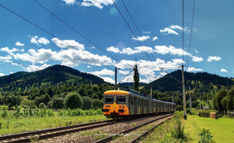 An unkown class 58 ex-SNCF EMU between Vama and Cimpulung Moldovesnec photo