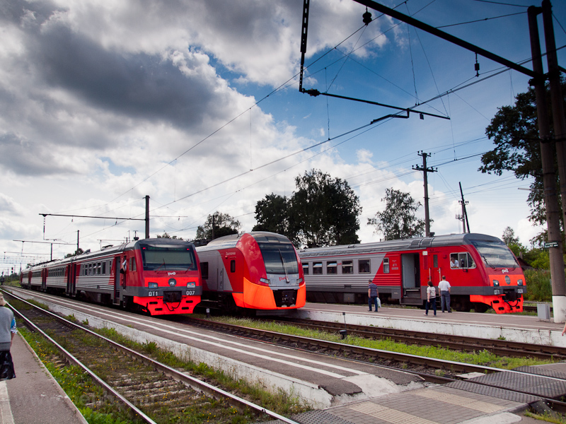 The RŽD ES1 009, the DT1 007 and the DT1 009 seen at Luga photo
