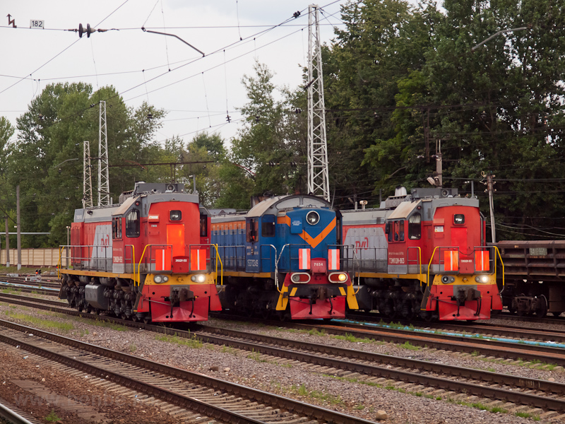 Az RŽD EM18DM-856, a TEM2-7034 s a TEM18DM-863 Tver llomson fot