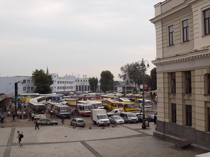 Lvivben mg mindig a Marsrutka, vagyis az irnytaxi az sz, de az előző vi villamosfeljts utn ismt fljrnak a Ttra kocsik a birodalmi lptkű főplyaudvarhoz fot