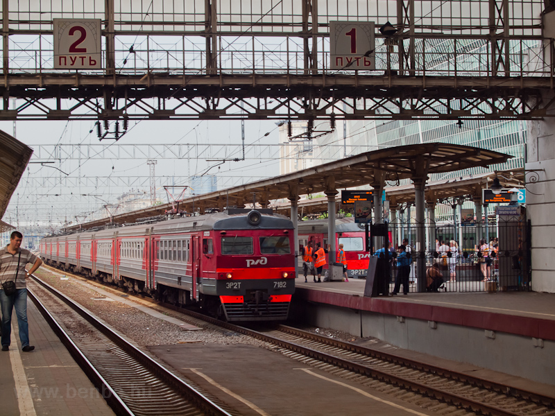Arriving in Moscow: the elektrichka has to stop outside the main hall, by the fence. The long train bearing the new RŽD livery is ER2T-7182 photo