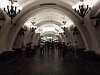 People hurrying around at Arbatskaya metro station (Arbatsko-pokrovskaya line, dark blue)