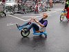 Egy utcabálra mentünk, amit elmosott az eső, de hülyebicikli-verseny azért volt, nekem a kedvencem ez a békából konstruált rekumbens driftkerékpár
