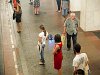 Cukiság és hülyeség minden mennyiségben: rádiós távirányítású Zsiguli a metróállomáson - magától beszállni még nem tud