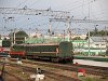 Egy CsME3-as egy postakocsit csatol egy gyorsvonat elejéhez