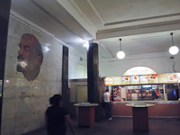 Lenin mosolyog a hamburgerért sorbaállókra a Bibliotéka ímenij Lenina metróállomáson