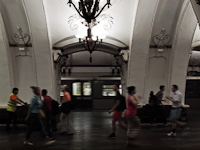 People hurrying around at Arbatskaya metro station (Arbatsko-pokrovskaya line, dark blue)