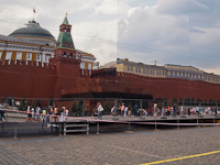 Lenin mauzleuma tkrződik egy ideiglenesen a tr kzepre flhzott tkrcsarnokban