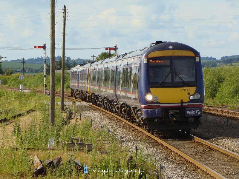 Invernessből Aberdeenbe kzlekedő vonat rkezik Inverurie llomsra fot