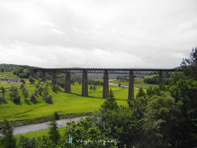 Végül egy szép híd (Findhorn viadukt) Tomatin falucska határában a Perth-Inverness vonalon. Sajnos itt nem volt időnk vonatra várni, pedig egy gőzösös személyvonat jöhetett volna igazánJ   fotó
