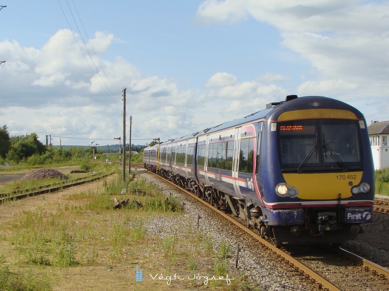 Invernessből Aberdeenbe kzlekedő vonat rkezik Inverurie llomsra (170 452) fot