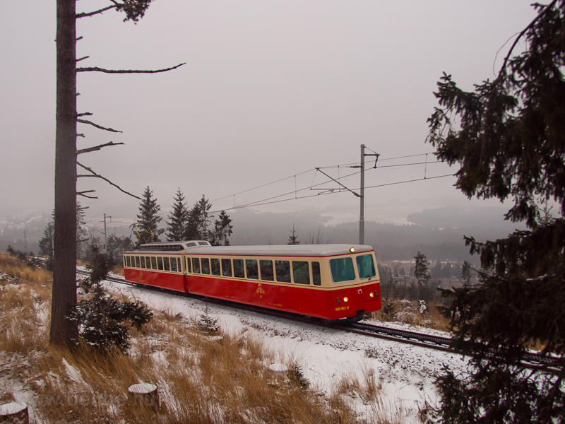 The ŽSSK-OŽ 905 952-8 seen between Tatransk Lieskovec and Štrbsk pleso photo