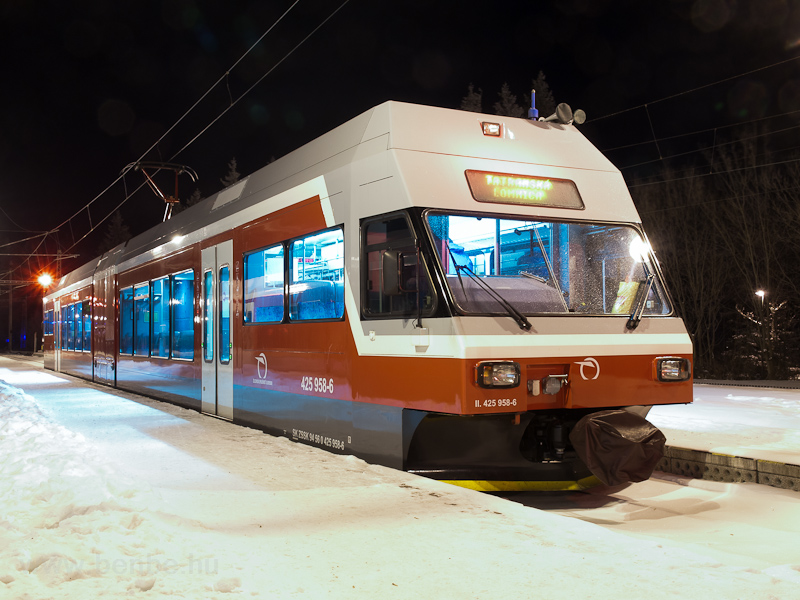 The ŽSSK 425 958-6 seen at Štrbsk pleso photo