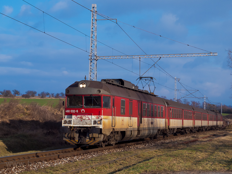 The ŽSSK 460 032-6 seen at Osztpatak-Szentmihlyfalva (ŠariŠsk Michaany) photo