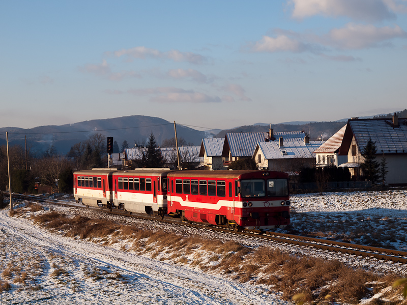 A ŽSSK 812 007-7 Zlyomlipcse (Slovensk upČa) s Lucatő (LuČatn) kztt fot