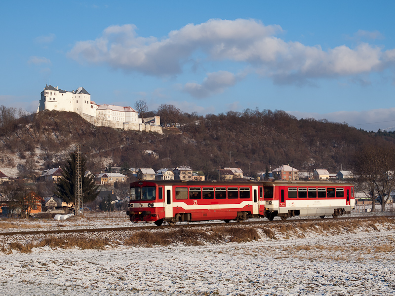 The ŽSSK 812 027-5 seen between Lucatő (LuČatn) and Zlyomlipcse (Slovensk upČa) photo