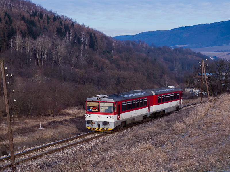 The ŽSSK 813 007-6 seen between RztoČno and Handlov photo