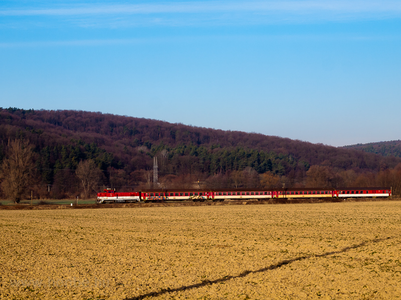 A ŽSSK 736 101-7 Ks s Nyitranovk kztt egy rsekjvri szemlyvonattal fot