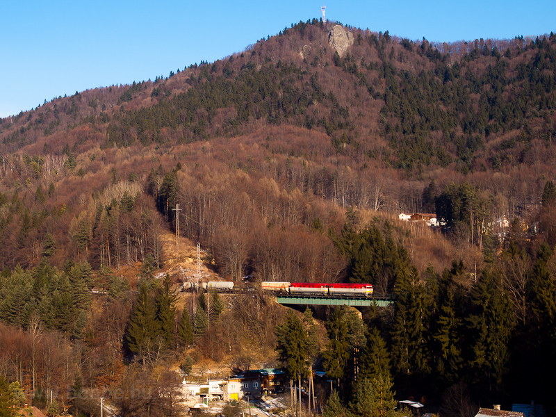 Two ŽSSKC class 751s haul their freight train on the Bralsk viadukt between Sklen pri Handlovej and Remt photo