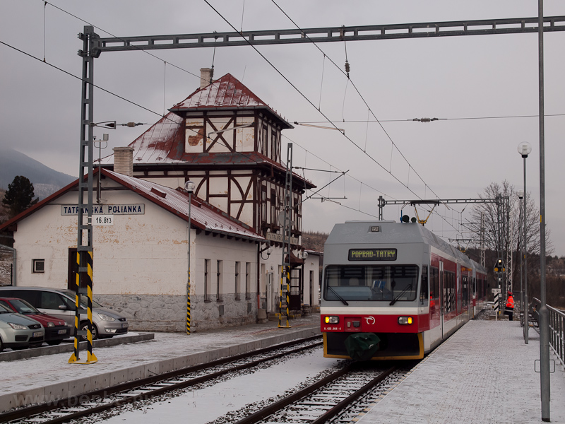 A ŽSSK 425 954-4 Ttraszplak llomson fot