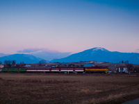A ŽSSK 754 036-2 retró festésű Búvár mozdonya egy személyvonattal Znióváralja és Jazernica között