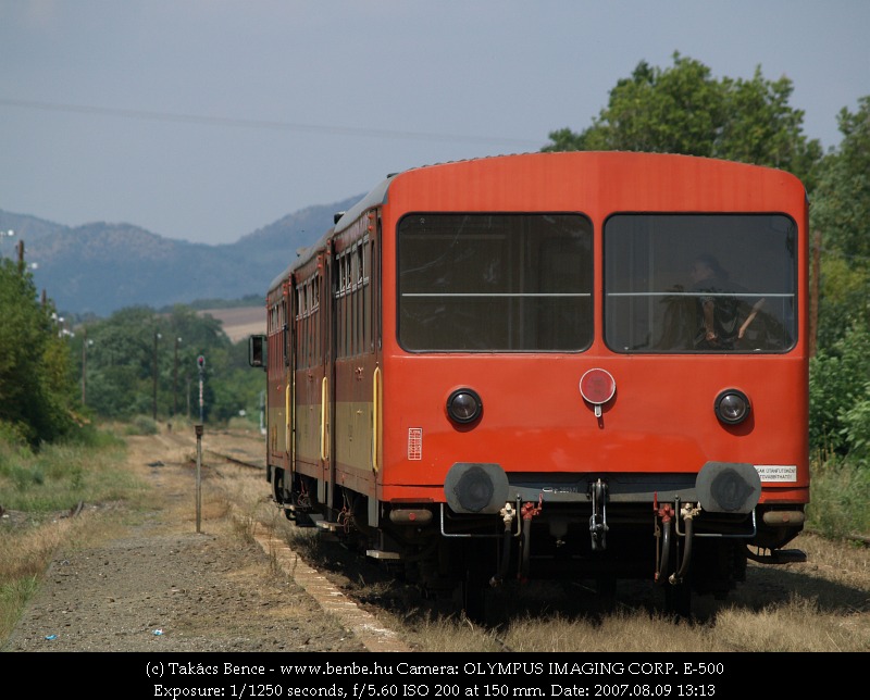 Bz-vonat vrakozik keresztre Acsa-Erdkrt llomson fot
