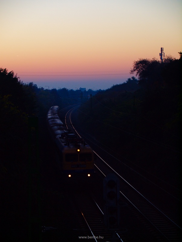 The V43 2358 is runnng out of the sunrise colours into the cutting by Pestszentlőrinc station photo