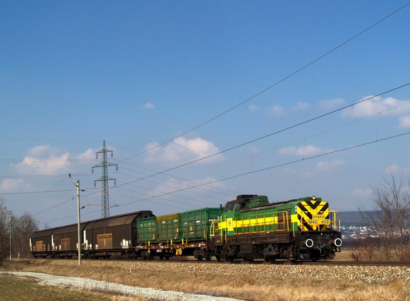 The GYSEV M40 402 is hauling the local freight train near Vulkapordány (Wulkaprodersdorf, Austria) photo