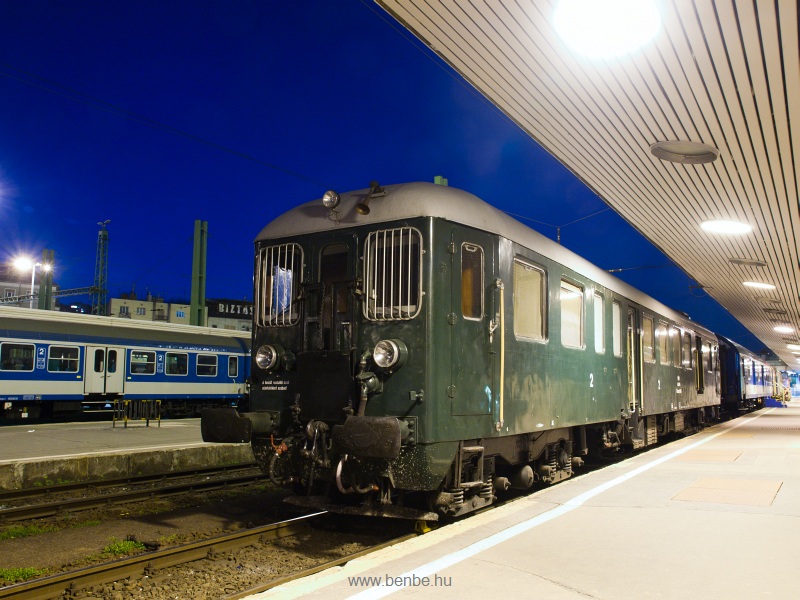 The MV Bbmot 640 historic 5-axle railcar at Budapest-Dli photo