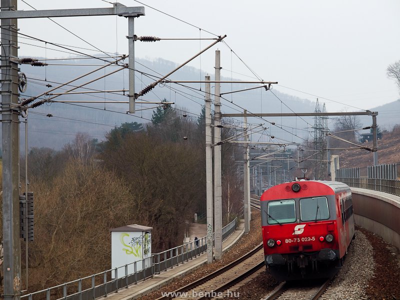 Az BB 80-73 029-5 plyaszm CityShuttle vezrlőkocsija tvolodik Wien Weidlingau megllhelytől.  fot