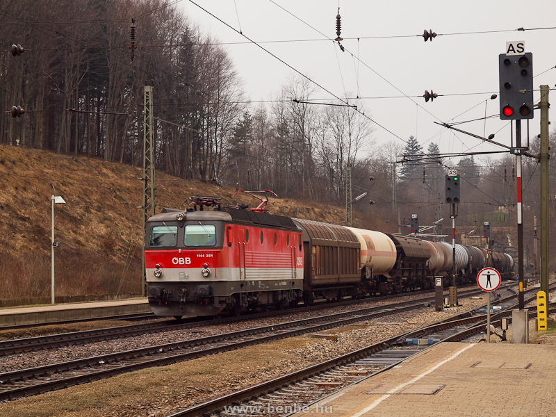 Az BB 1144 284 plyaszm mozdonya egy vegyes tehervonattal a Bcsi Erdő hres kirndulhelyn, Rekawinkelben fot