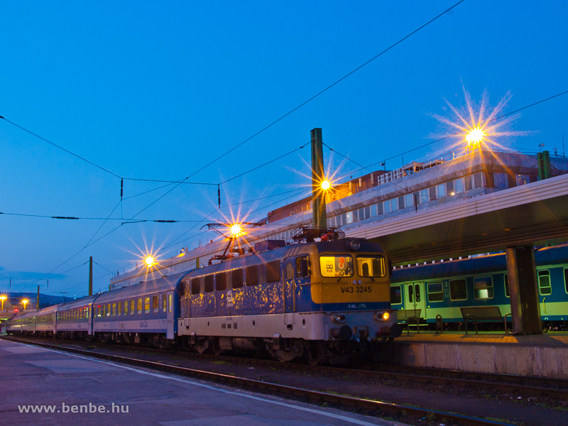 V43 3245 Budapest-Dli plyaudvaron egy pcsi InterCity vonattal fot