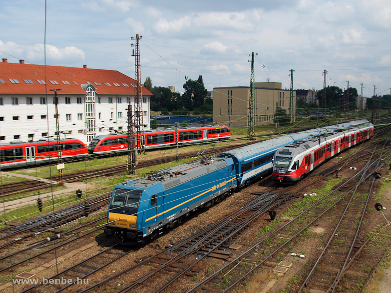 The MV-TR 480 001 TRAXX at Budapest-Nyugati photo