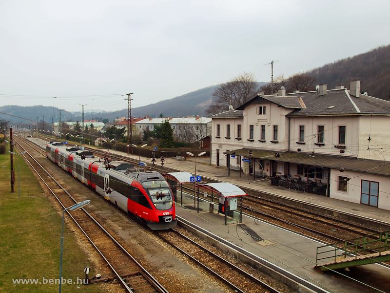 Az BB 4024 136-6 plyaszm Talent motorvonata egy Rekawinkelbe tart S-Bahn vonatknt Unter Purkersdorf llomson vrja, hogy a St. Valentinbe kzlekedő RegioExpress vonat megelőzze fot