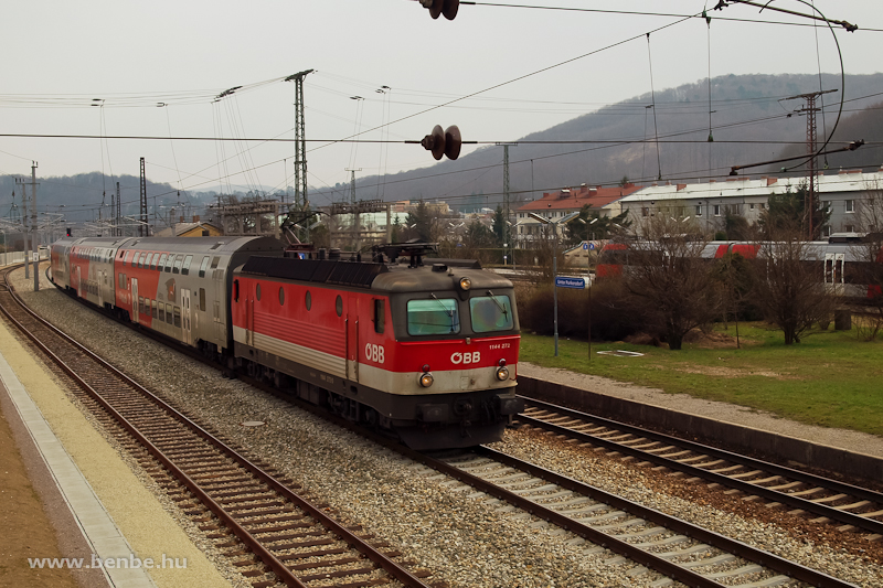 Az BB 1144 272 egy St. Valentinbe tart REX-vonat emeletes szerelvnyvel Unter Purkersdorf lloms mellett halad el fot