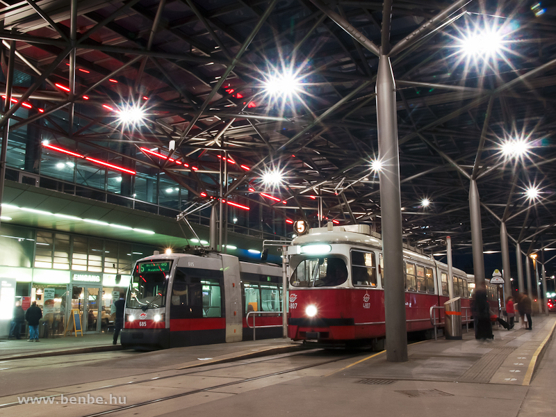 A Wiener Linien 685 plyaszm ULF s a 4807 plyaszm E1-es villamos Bcsben, a Praterstern lloms előtti fedett tmegkzlekedsi terminlon fot