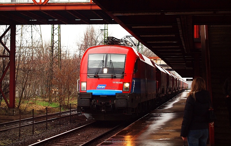 A RailCargoHungaria 1116 045-s Taurusa Kőbnya-Kispest llomson fot