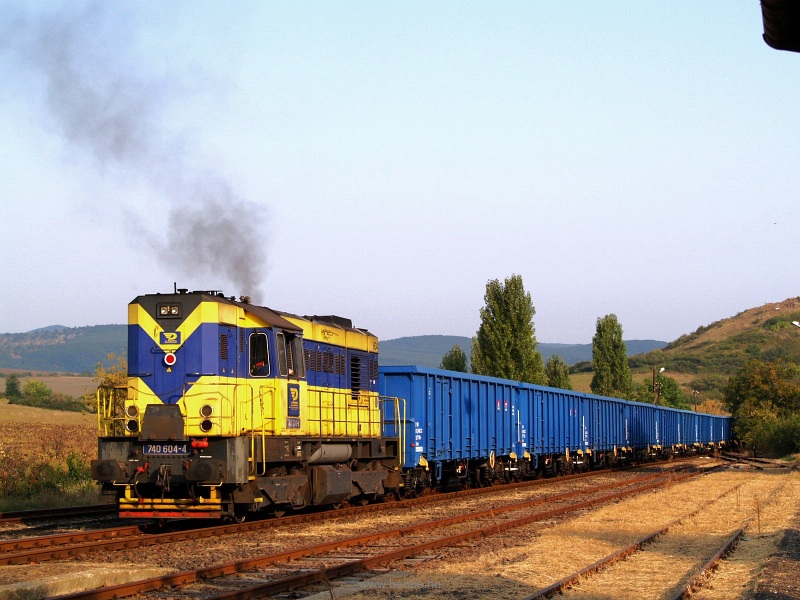 The 740 604-4 is pushing an empty gravel train up to Recsk-Pardfrdő through Verpelt station photo