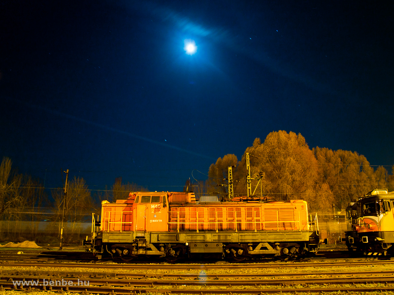 The M40 232 is posing with the Moon at Hatvan station photo