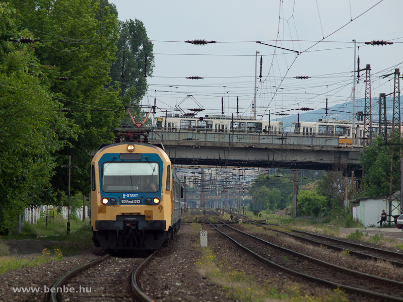 A MV-START BDVmot 013-as motorvonata s az egyes villamos Budapest-Nyugati s Rkosrendező kztt fot