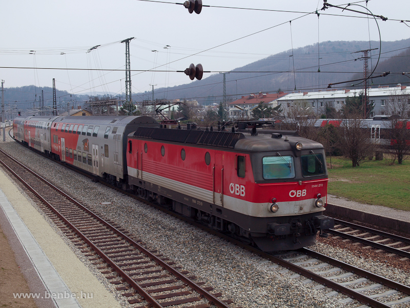 Az BB 1144 272 egy RegioExpress-szel előz egy Talenttel kiadott S-Bahn-t a Bcsi Erdőben Unterpurkersdorf llomson fot