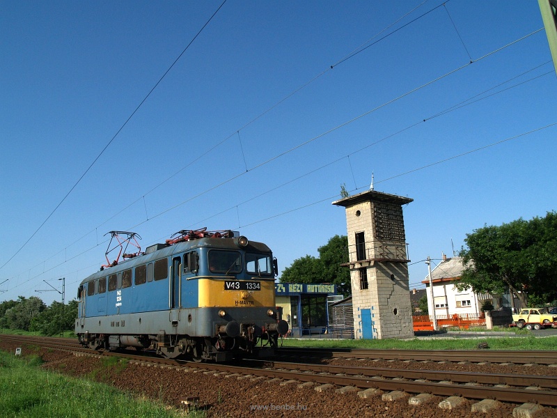 The V43 1334 is passing by a car wash at Kposztsmegyer photo