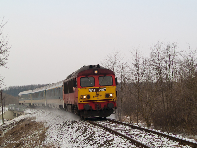 M41 2197 a fölújított, de még villamosítatlan Szombathely-Szentgotthárd vasútvonalon a Halászbástya IC-vel Graz felől fotó