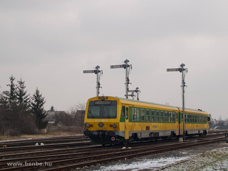 A GYSEV 5147 512-7 (a msik feln 511-9) a mg alakjelzős Krmend llomson fot