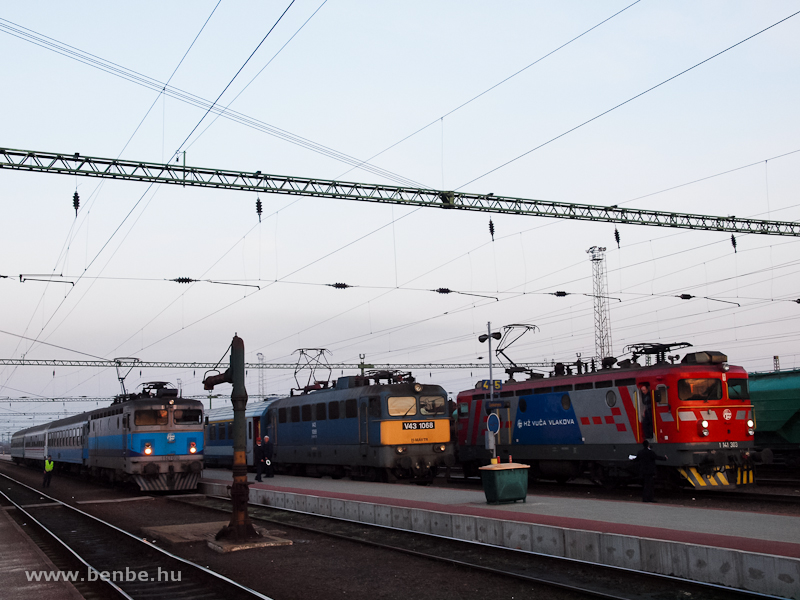 The V43 1068 and 1141 303 and 010 at Gyknyes photo