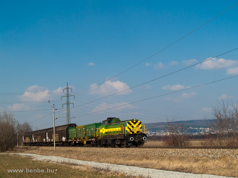 A GYSEV M40 402 pályaszámú dízel-villamos mozdonya a tolatós tehervonattal Szárazvám (Müllendorf, Ausztria) és Vulkapordány (Wulkaprodersdorf, Ausztria) között fotó