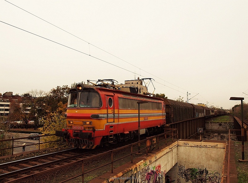 A RailCargoHungaria operated freight train with the rented ŽSSKC 240 126-3 at Zugl stop photo