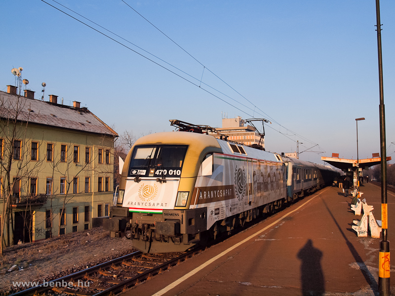 Az Aranycsapat-Taurus (MV-TR 470 010) Zugl megllhelyen a Pva InterCityvel fot